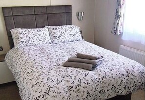 2 bedrooms, WiFi, bed sheets - StaticCaravan-6Berth-DogFriendly (Northampton)