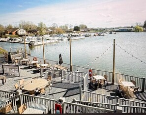 Outdoor dining - Billing Aquadrome 2-Bed Caravan, Sleeps 6, Parking (Northampton)