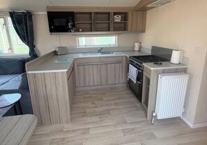 Refrigerador, microondas, horno y parrilla de estufa 