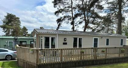 2 Bed Caravan Sleeps 4 with Parking and Balcony