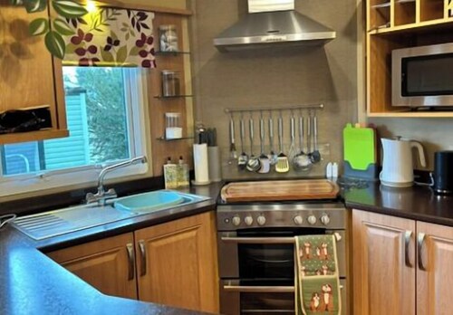 2 Bed Caravan Sleeps 4 with Parking and Balcony