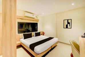 Een bureau, gratis wifi, beddengoed