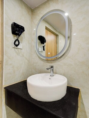 Een douche, gratis toiletartikelen, handdoeken, zeep