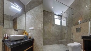 Shower, free toiletries, towels, soap - Clubhouse Hotel Igatpuri (Igatpuri)