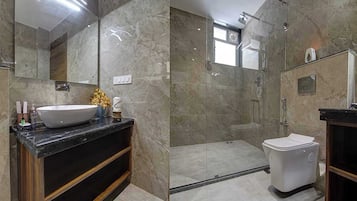 Buồng tắm vòi sen, đồ dùng nhà tắm miễn phí, khăn tắm, xà phòng