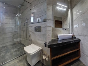 Shower, perlengkapan mandi gratis, handuk, dan sabun