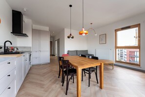 Wasserkocher mit Kaffee-/Teezubehör, Kühlschrank, Ofen, Herdplatte