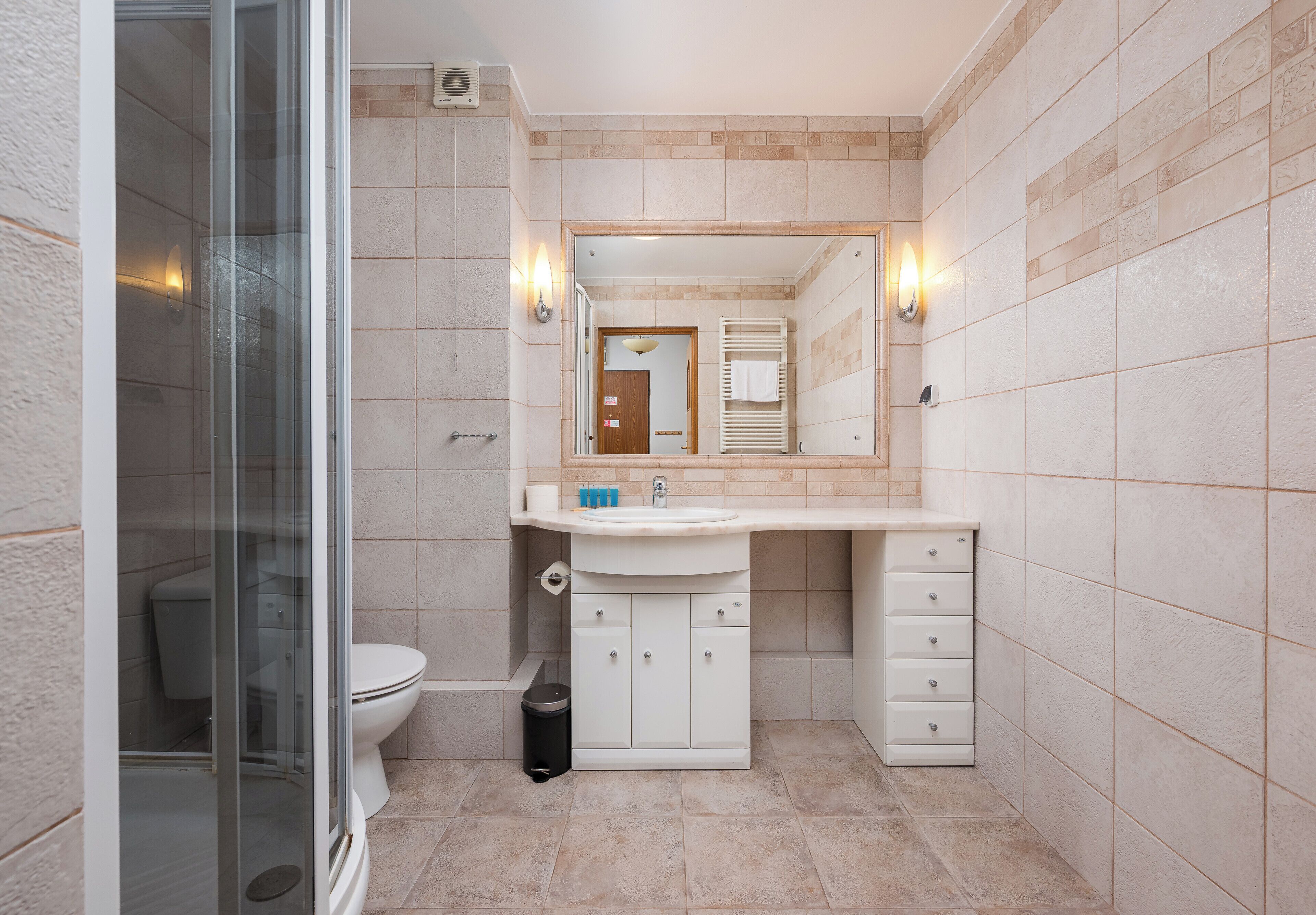 Shower, hair dryer, towels