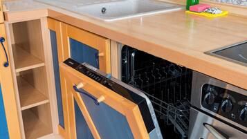 Fridge, oven, stovetop, dishwasher