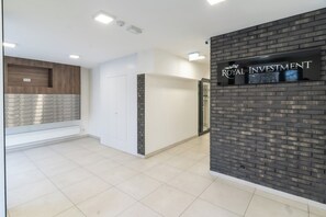 Ein modernes Interieur mit einer Rezeption, einer Wandanzeige und einem Fliesenboden.