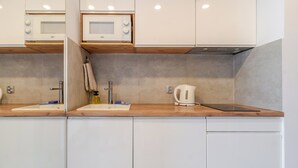 Réfrigérateur, micro-ondes, plaque de cuisson, lave-vaisselle