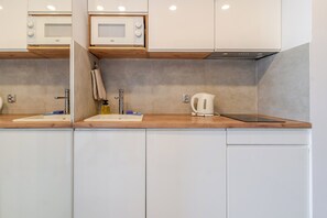Kühlschrank, Mikrowelle, Herdplatte, Geschirrspüler