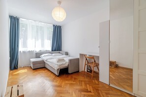 A bedroom with a bed, a desk, and a chair. - Grabowa Harmony Studio (Katowice)
