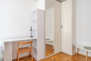 A room with a wooden chair, a desk, and a white wardrobe. - Grabowa Harmony Studio (Katowice)