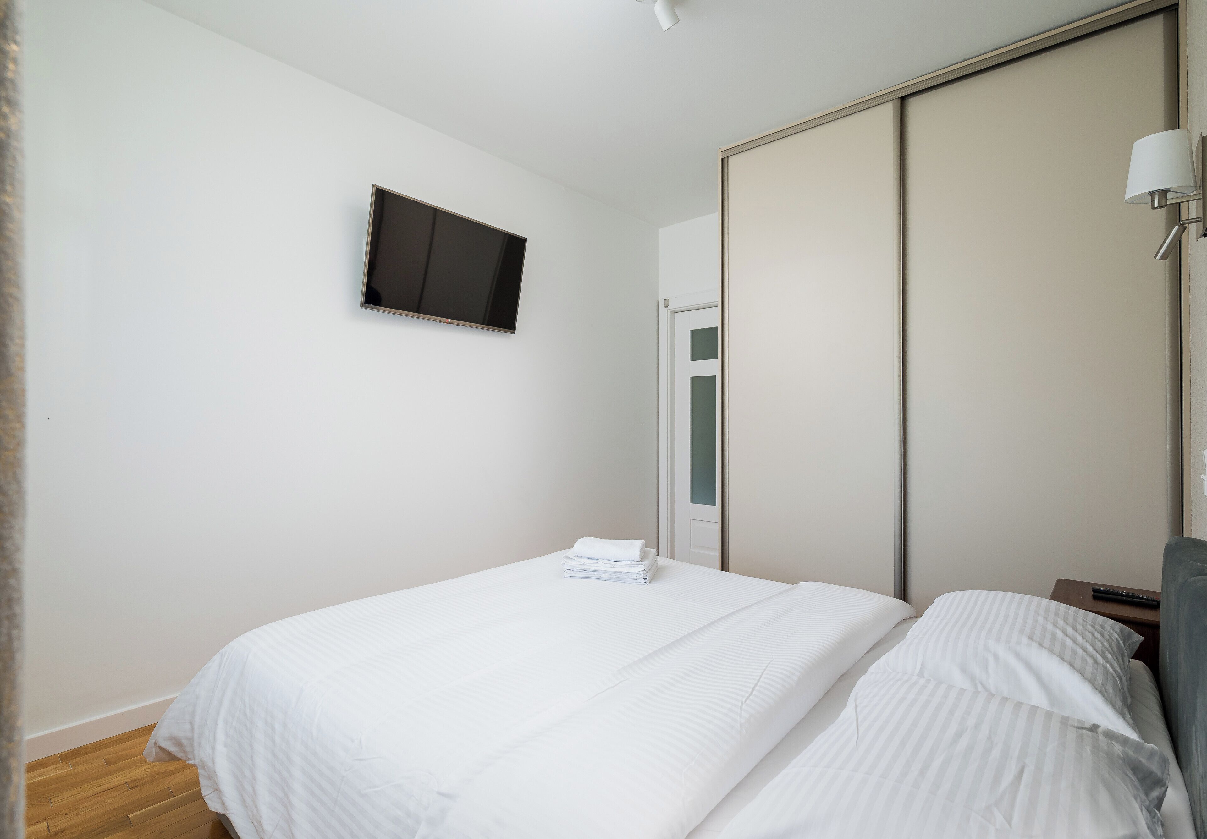 1 dormitorio, tabla de planchar con plancha, wifi y ropa de cama