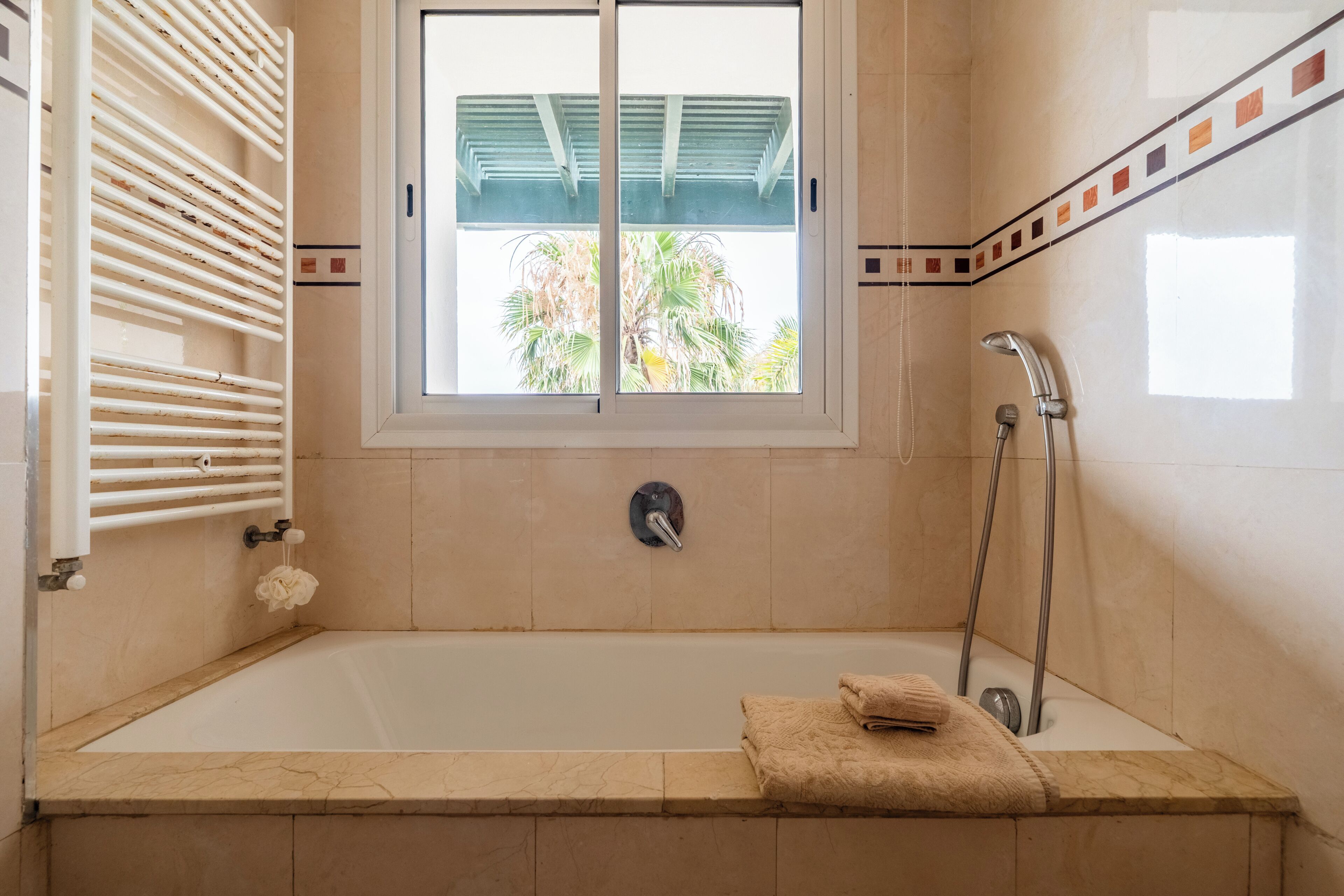 Baignoire à jets, sèche-cheveux, bidet, serviettes fournies