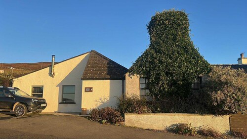 Cottage Sleeps 9 with Sea Views and Parking