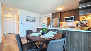 Dining - Serene High-Rise Escape with Ocean Views & Sunset (Honolulu)