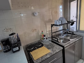 Cafetera y tetera, refrigerador, microondas y tetera eléctrica