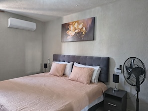 2 habitaciones, caja de seguridad en la habitación y escritorio