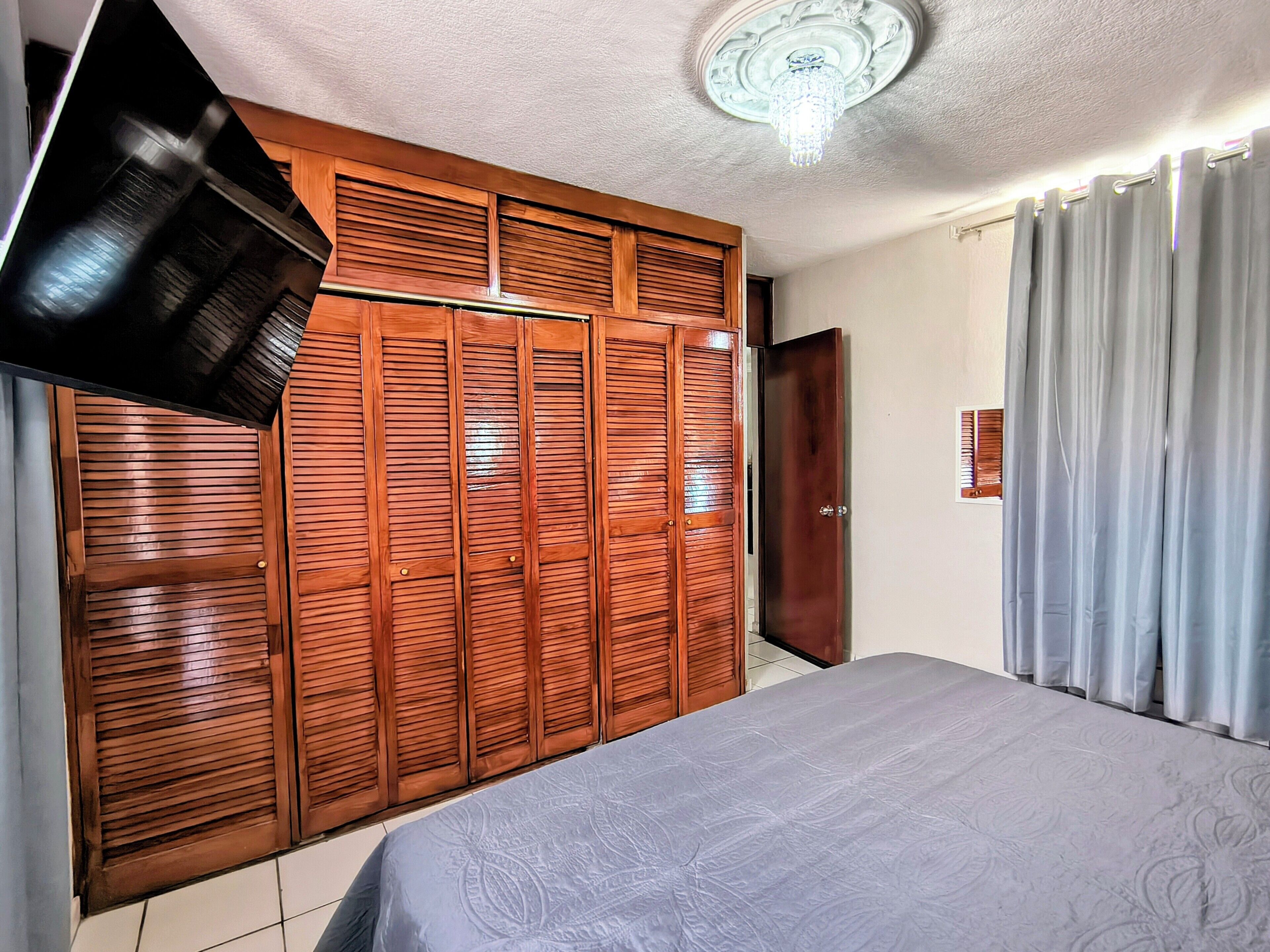 2 Schlafzimmer, Zimmersafe, Schreibtisch, Bügeleisen/Bügelbrett