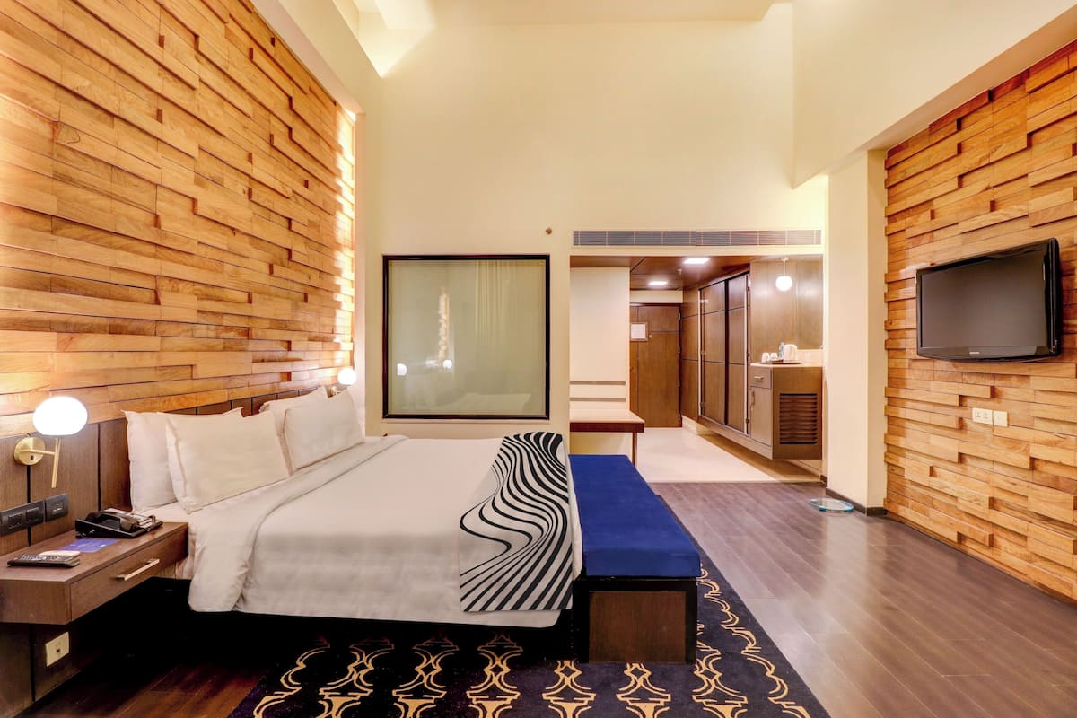 In-room safe, desk, WiFi (free), bed sheets
