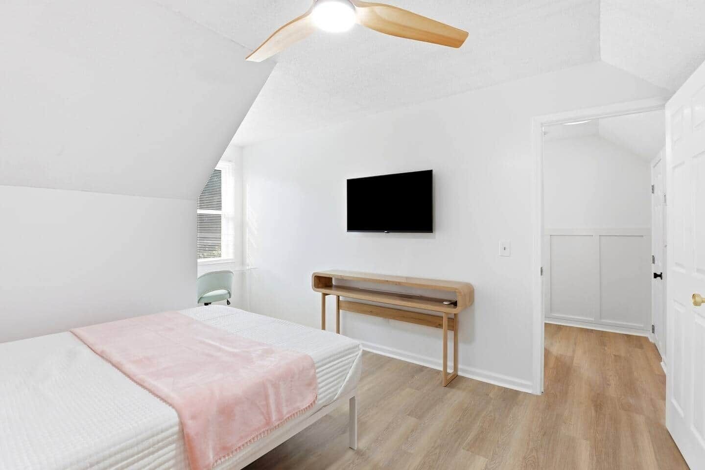 3 habitaciones, escritorio y tabla de planchar con plancha 