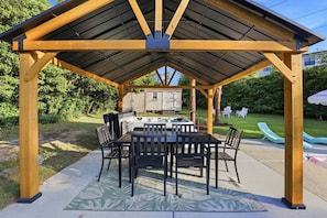 Outdoor dining - The Salty Palm-Pool-Hot Tub-Firepit-Gameroom (Silver Lake)