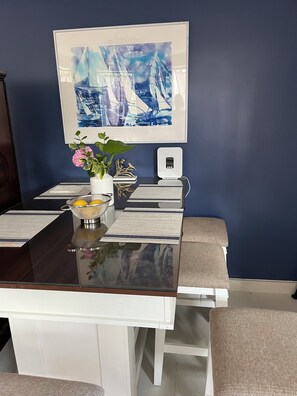 Dining - Lewiston Serene Cottage Upscale Stunning River View 2 bedroom, all amenities  AC (Lewiston)
