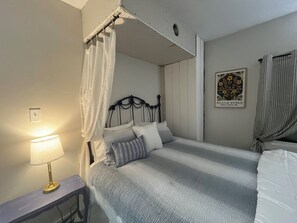 Iron/ironing board, WiFi, bed sheets - Lewiston Serene Cottage Upscale Stunning River View 2 bedroom, all amenities  AC (Lewiston)