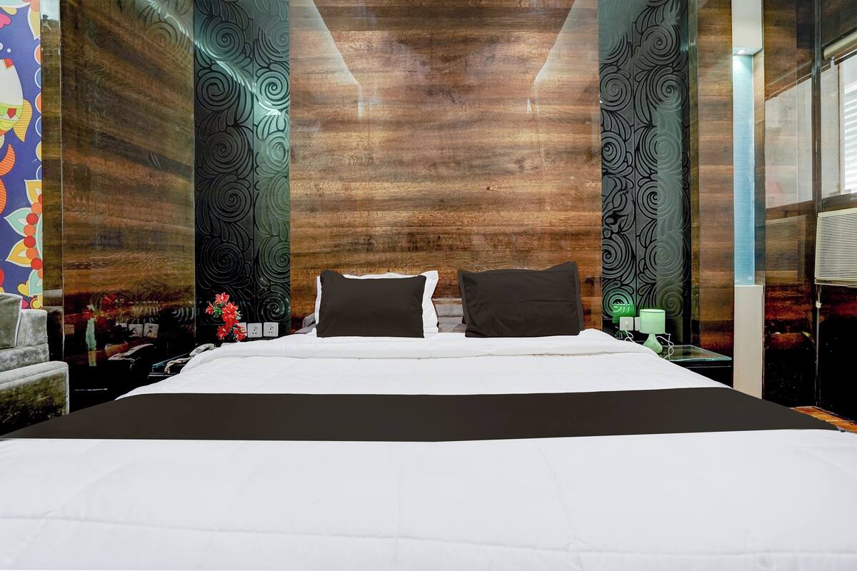 Escritorio, wifi gratis y ropa de cama