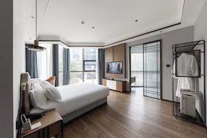 Habitación Business doble, vistas a la ciudad | Espacio para trabajar con un portátil y cortinas opacas