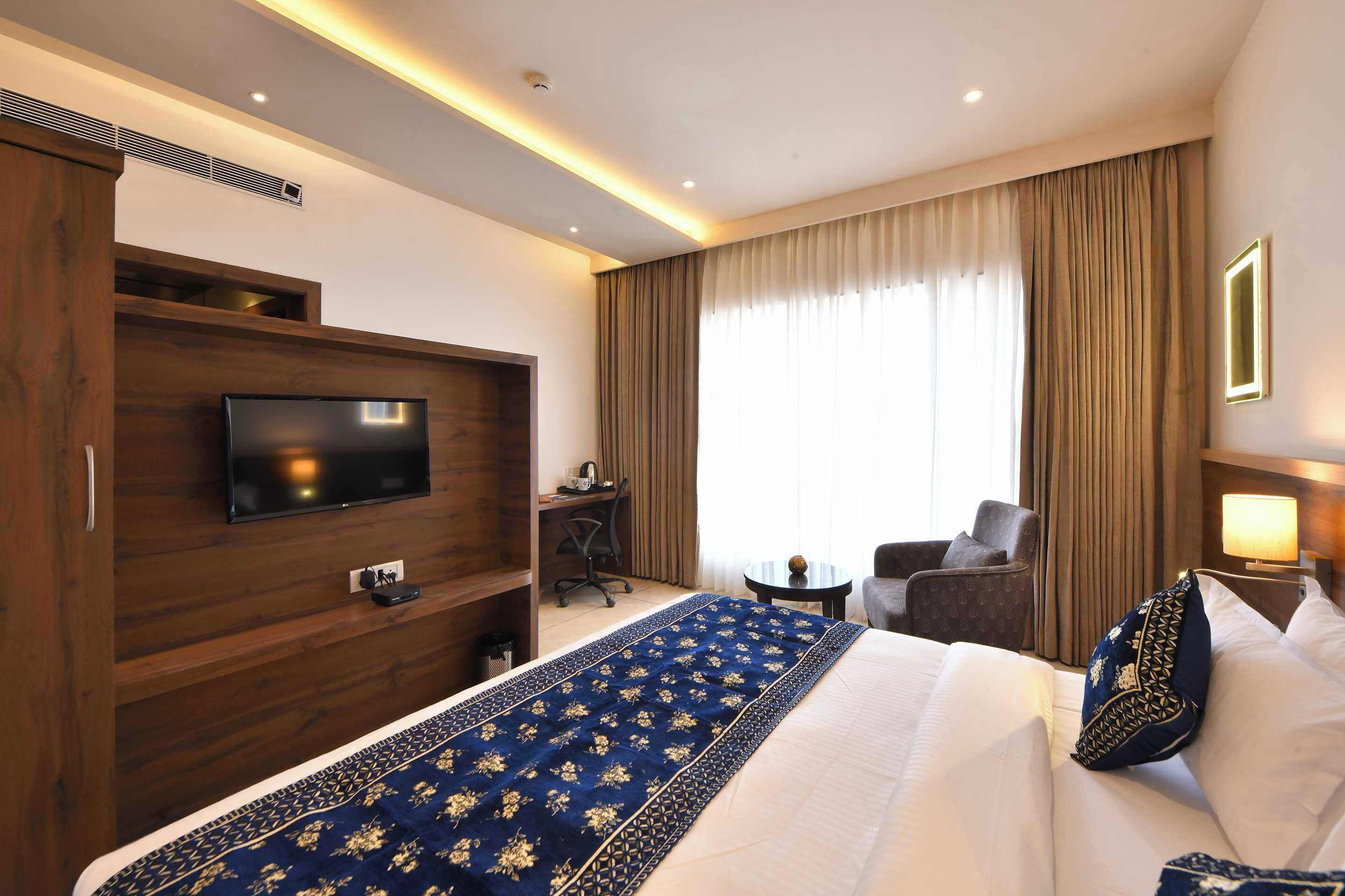 Desk, WiFi (free), bed sheets