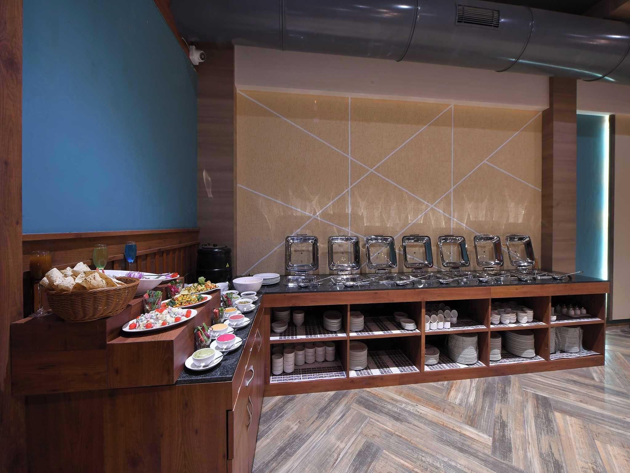 Un buffet proposant une variété de plats et une station de boissons.