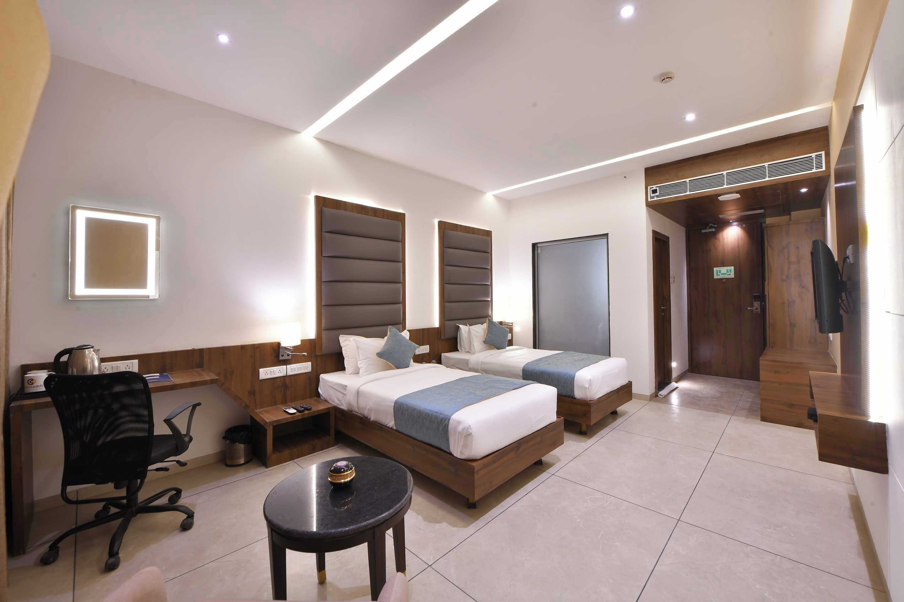 Club Room | Desk, WiFi (free), bed sheets