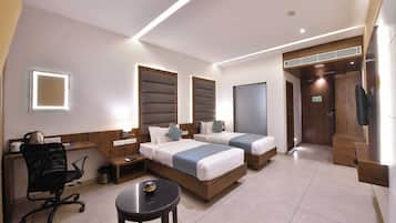 Club Room | Desk, free WiFi, bed sheets