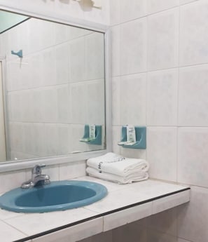 Standard Double Room | Bathroom - Hotel Azteca Tabasco  (Villahermosa)
