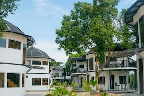 Villa Confort, balcón, vista al jardín | Vista al resort