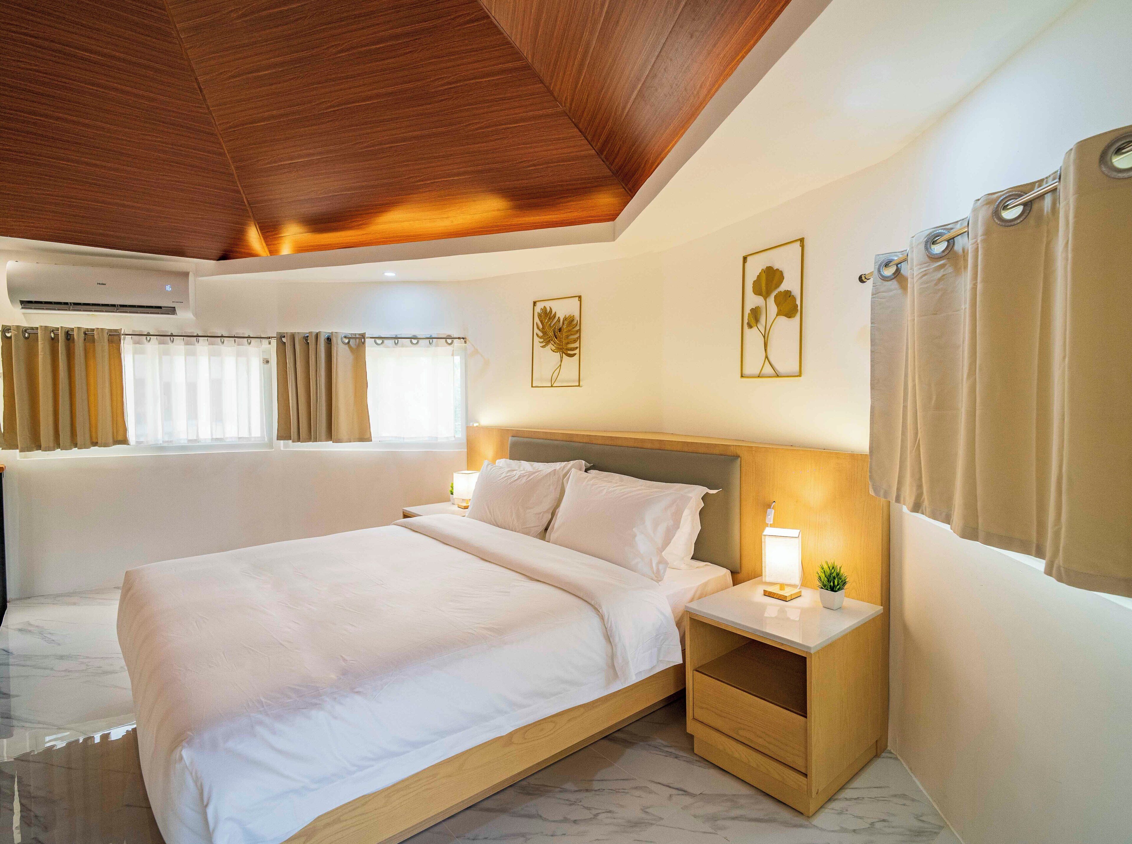 Cubrecamas, minibar y ropa de cama 