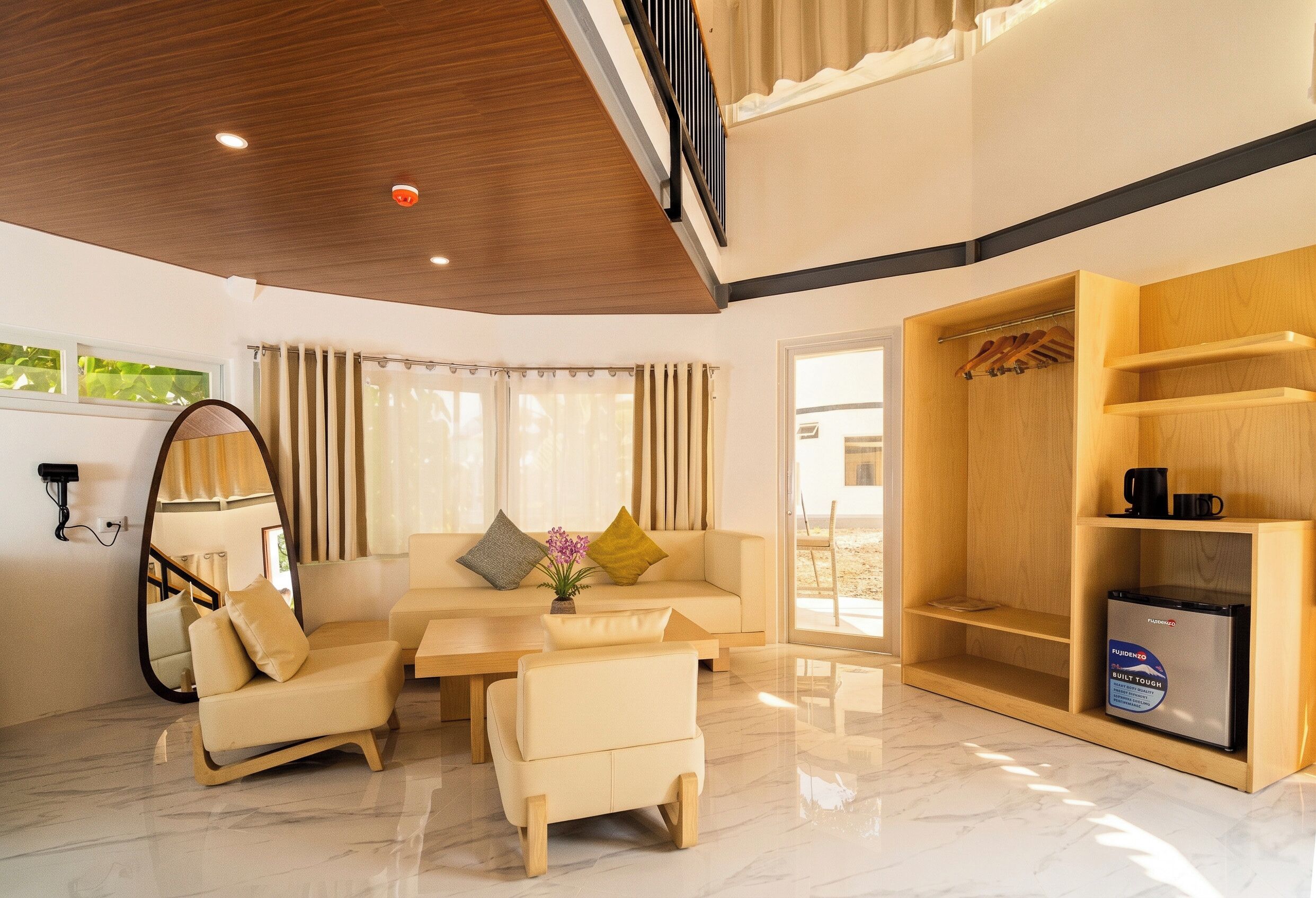 Cubrecamas, minibar y ropa de cama 