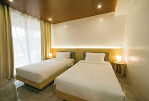 Deluxe-Doppel- oder -Zweibettzimmer, Terrasse, Blick auf die Anlage | Daunenbettdecken, Minibar, Bettwäsche