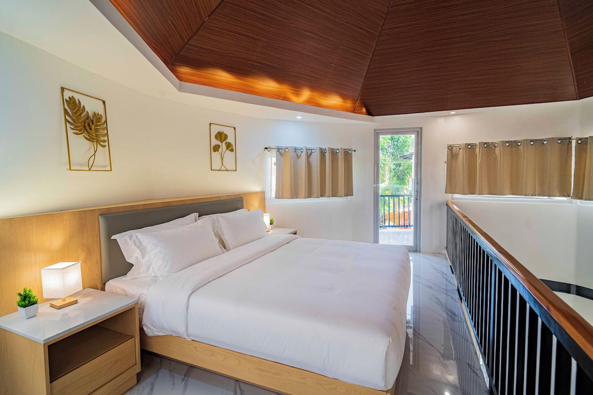 Cubrecamas, minibar y ropa de cama