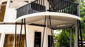 Cubrecamas, minibar y ropa de cama