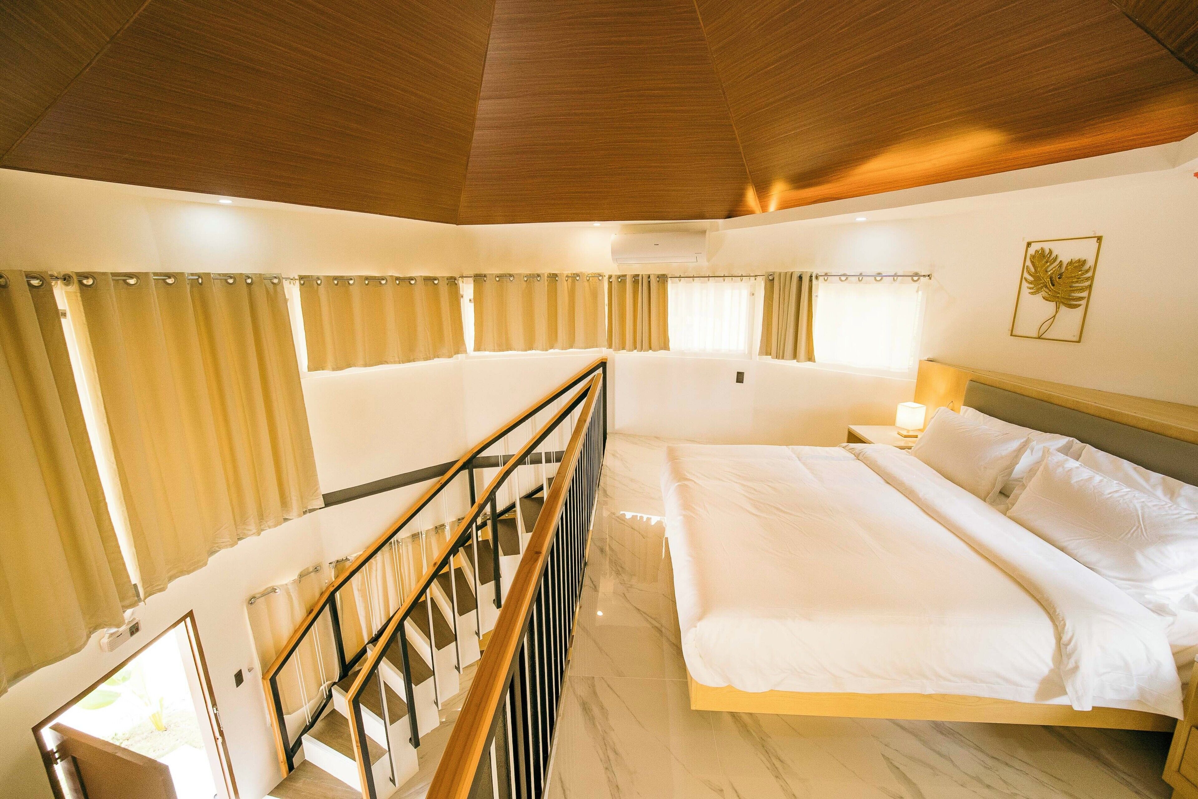 Down comforters, minibar, bed sheets