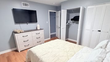 4 bedrooms, iron/ironing board, WiFi, bed sheets