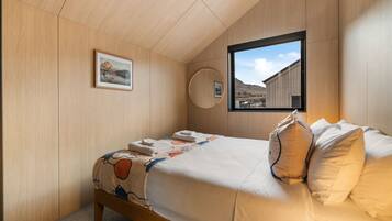 2 bedrooms, iron/ironing board, travel cot, WiFi