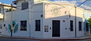 Um edifício branco com um mural de um pássaro e a inscrição 'The Bobbie Merida'.