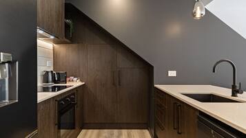 Coffee/tea maker, fridge, microwave, oven