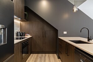 Coffee/tea maker, fridge, microwave, oven - Prime Location with mountain views (Queenstown)