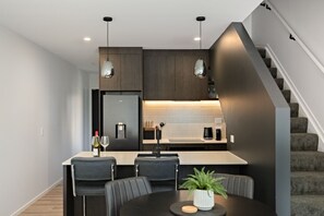 Coffee/tea maker, fridge, microwave, oven - Prime Location with mountain views (Queenstown)